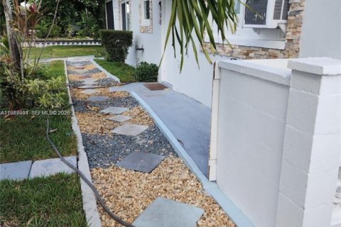 Commercial property in Lauderdale Lakes, Florida 1 bedroom, 110.65 sq.m. № 2048735