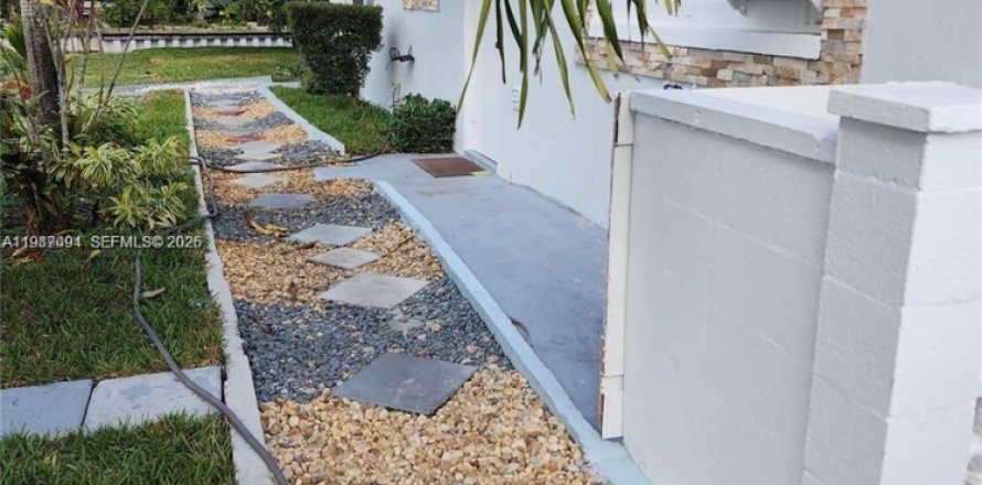 Propiedad comercial en Lauderdale Lakes, Florida 1 dormitorio, 110.65 m2 № 2048735