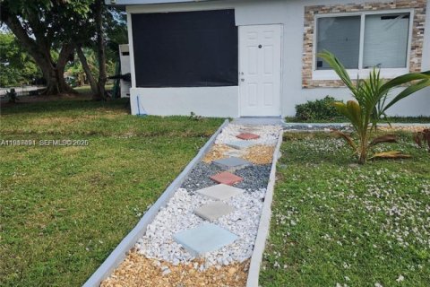 Propiedad comercial en alquiler en Lauderdale Lakes, Florida, 1 dormitorio, 110.65 m2 № 2048735 - foto 2