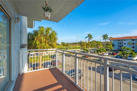 Condo in Plantation, Florida, 2 bedrooms  № 2032689 - photo 23