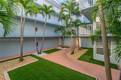 Condo in Plantation, Florida, 2 bedrooms  № 2032689 - photo 24