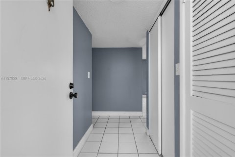 Condo in Plantation, Florida, 2 bedrooms  № 2032689 - photo 4