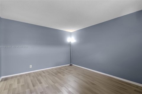 Condo in Plantation, Florida, 2 bedrooms  № 2032689 - photo 17