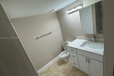 Снять в аренду кондоминиум в Дорал, Флорида 2 спальни, 102.66м2, № 2153449 - фото 7
