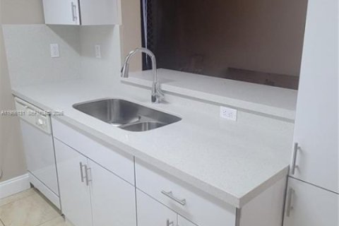 Снять в аренду кондоминиум в Дорал, Флорида 2 спальни, 102.66м2, № 2153449 - фото 5
