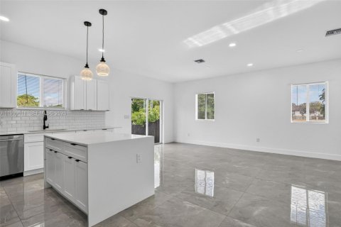 House in Fort Lauderdale, Florida 3 bedrooms, 124.67 sq.m. № 2067512 - photo 2