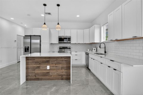 House in Fort Lauderdale, Florida 3 bedrooms, 124.67 sq.m. № 2067512 - photo 11