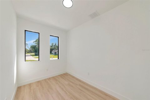 House in North Port, Florida 4 bedrooms, 223.06 sq.m. № 2151959 - photo 15