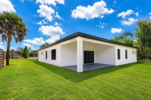 House in North Port, Florida 4 bedrooms, 223.06 sq.m. № 2151959 - photo 6