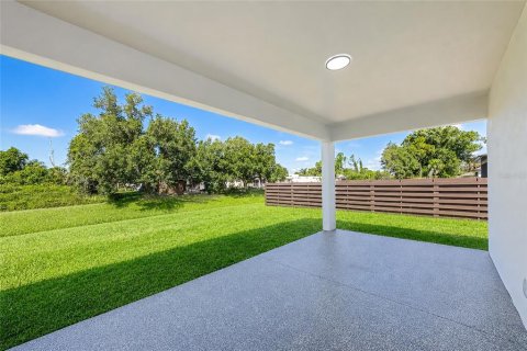 House in North Port, Florida 4 bedrooms, 223.06 sq.m. № 2151959 - photo 12