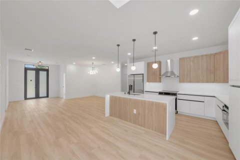 House in North Port, Florida 4 bedrooms, 223.06 sq.m. № 2151959 - photo 22