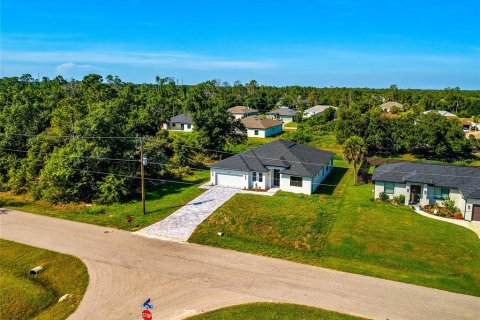 House in North Port, Florida 4 bedrooms, 223.06 sq.m. № 2151959 - photo 10