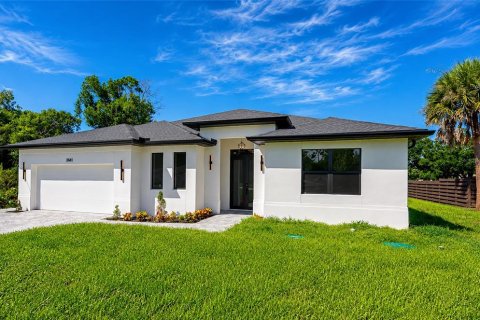 House in North Port, Florida 4 bedrooms, 223.06 sq.m. № 2151959 - photo 3