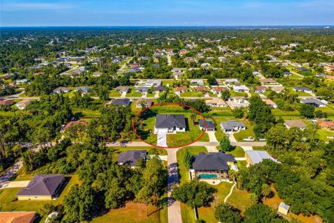 House in North Port, Florida 4 bedrooms, 223.06 sq.m. № 2151959 - photo 9