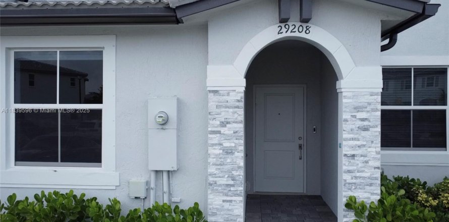 House in Homestead, Florida 3 bedrooms, 123.37 sq.m. № 1828297