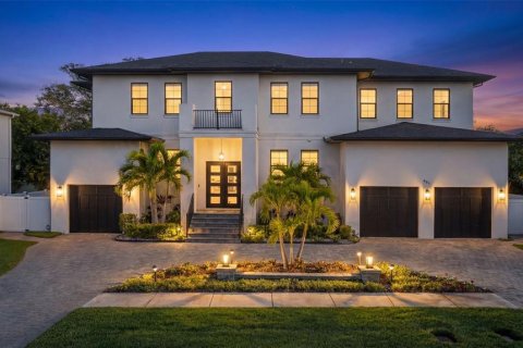 House in Tampa, Florida 5 bedrooms, 544.69 sq.m. № 2347852