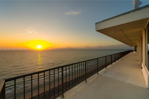 Condo in Hillsboro Beach, Florida, 7 bedrooms  № 2010780 - photo 16