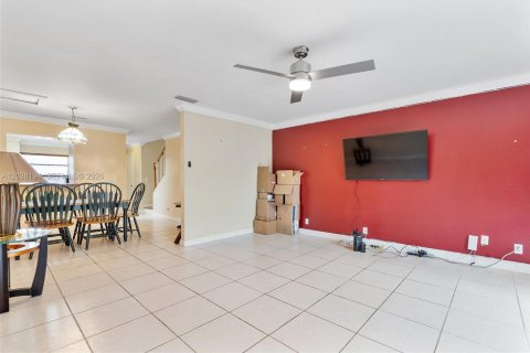 Adosado en venta en Pembroke Pines, Florida, 2 dormitorios, 112.78 m2 № 2178069 - foto 9