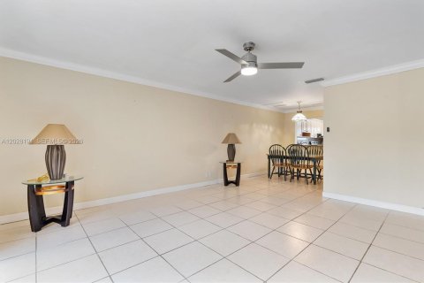Adosado en venta en Pembroke Pines, Florida, 2 dormitorios, 112.78 m2 № 2178069 - foto 10