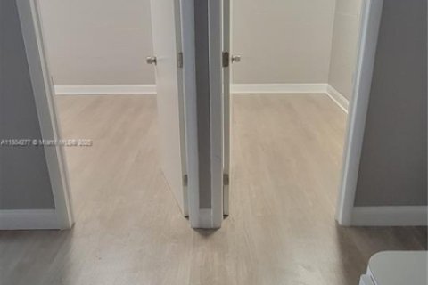 Immobilier commercial à vendre à Miami, Floride № 2059852 - photo 4