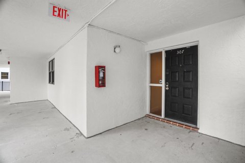 Condo in Weston, Florida, 2 bedrooms  № 2083405 - photo 2
