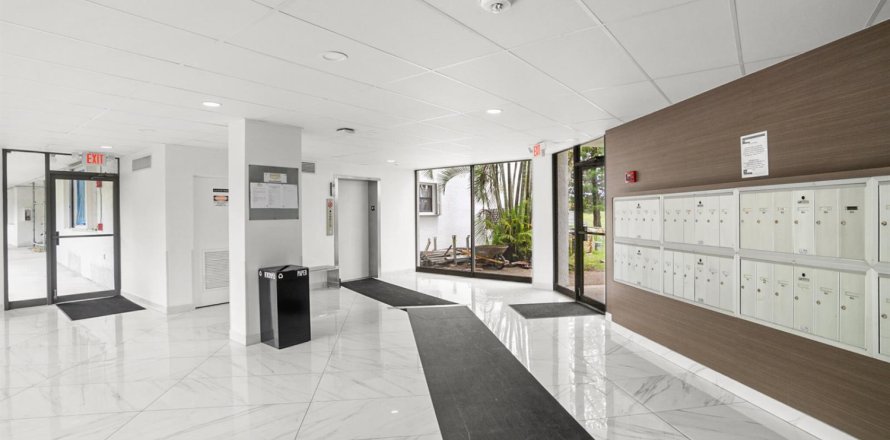 Condo in Weston, Florida, 2 bedrooms  № 2083405