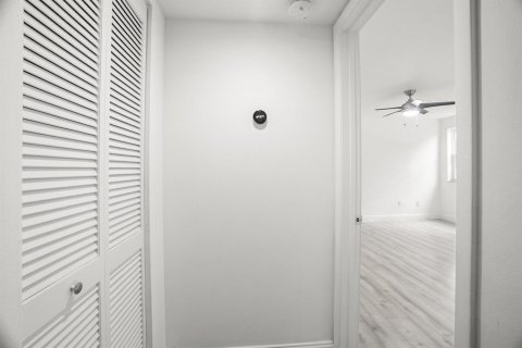 Condo in Weston, Florida, 2 bedrooms  № 2083405 - photo 11
