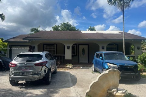 House in Miami, Florida 3 bedrooms, 160.72 sq.m. № 1941366 - photo 1