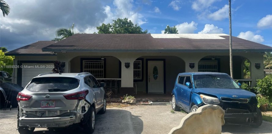 House in Miami, Florida 3 bedrooms, 160.72 sq.m. № 1941366