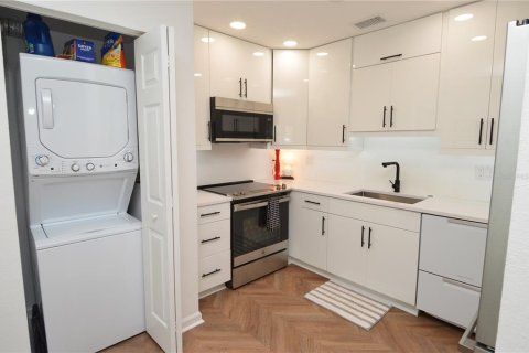 Condo in Saint Petersburg, Florida, 2 bedrooms  № 2202487 - photo 11