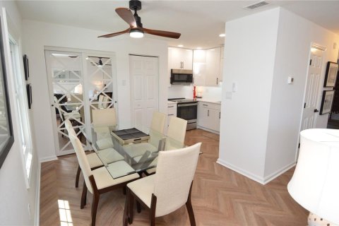 Condo in Saint Petersburg, Florida, 2 bedrooms  № 2202487 - photo 9