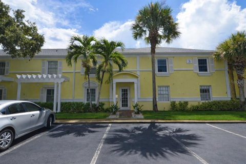 Condo in Saint Petersburg, Florida, 2 bedrooms  № 2202487 - photo 2