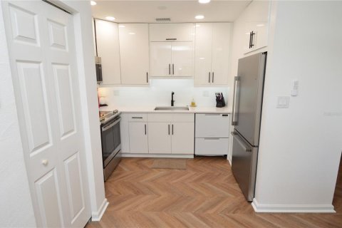 Condo in Saint Petersburg, Florida, 2 bedrooms  № 2202487 - photo 10