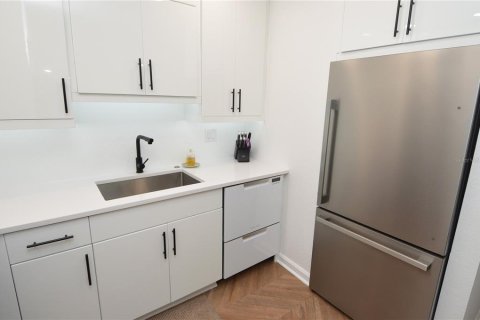 Condo in Saint Petersburg, Florida, 2 bedrooms  № 2202487 - photo 13