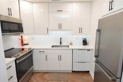 Condo in Saint Petersburg, Florida, 2 bedrooms  № 2202487 - photo 12