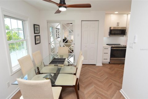 Condo in Saint Petersburg, Florida, 2 bedrooms  № 2202487 - photo 8