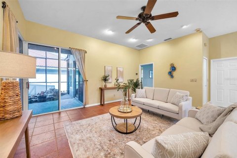 House in Saint Petersburg, Florida 3 bedrooms, 187.48 sq.m. № 1670763 - photo 6