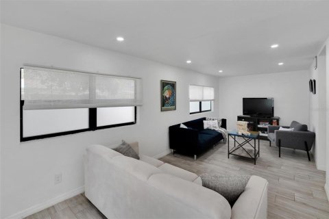 Casa en alquiler en Tampa, Florida, 4 dormitorios, 137.5 m2 № 2199506 - foto 9