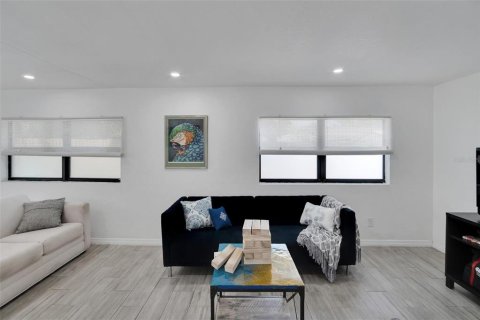 Casa en alquiler en Tampa, Florida, 4 dormitorios, 137.5 m2 № 2199506 - foto 8