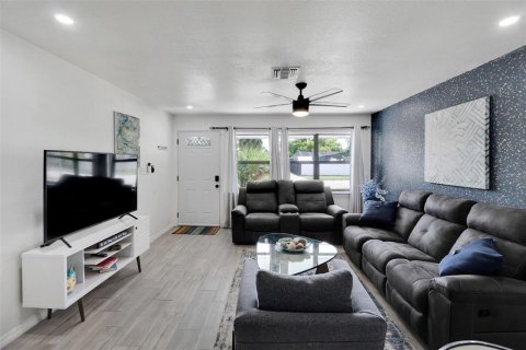 Casa en alquiler en Tampa, Florida, 4 dormitorios, 137.5 m2 № 2199506 - foto 3