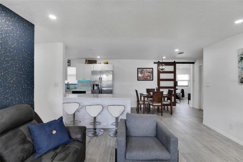 Casa en alquiler en Tampa, Florida, 4 dormitorios, 137.5 m2 № 2199506 - foto 5