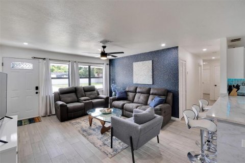 Casa en alquiler en Tampa, Florida, 4 dormitorios, 137.5 m2 № 2199506 - foto 4