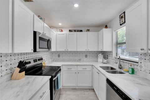 Casa en alquiler en Tampa, Florida, 4 dormitorios, 137.5 m2 № 2199506 - foto 14