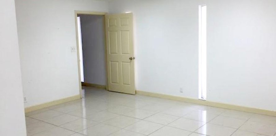 Commercial property in Pompano Beach, Florida № 869002
