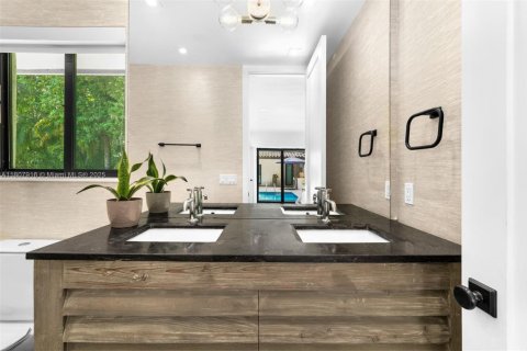 House in Miami, Florida 4 bedrooms, 243.22 sq.m. № 1962729 - photo 17