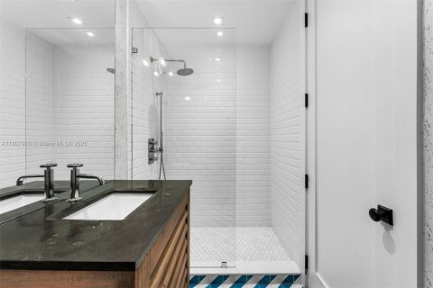 House in Miami, Florida 4 bedrooms, 243.22 sq.m. № 1962729 - photo 29