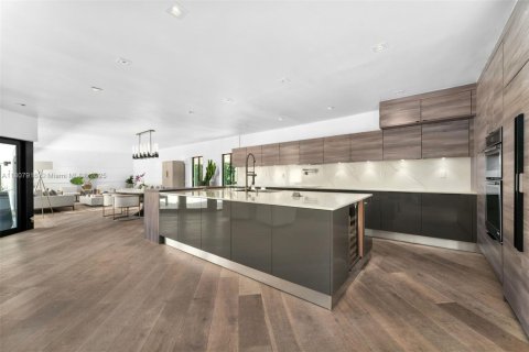House in Miami, Florida 4 bedrooms, 243.22 sq.m. № 1962729 - photo 9