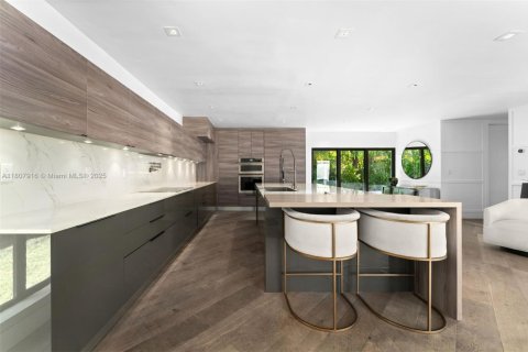 House in Miami, Florida 4 bedrooms, 243.22 sq.m. № 1962729 - photo 11