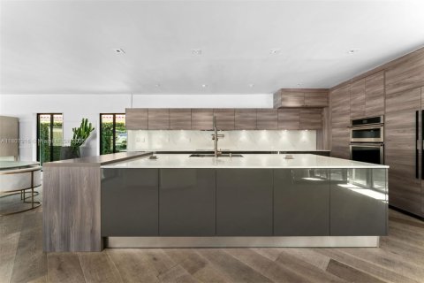 House in Miami, Florida 4 bedrooms, 243.22 sq.m. № 1962729 - photo 8