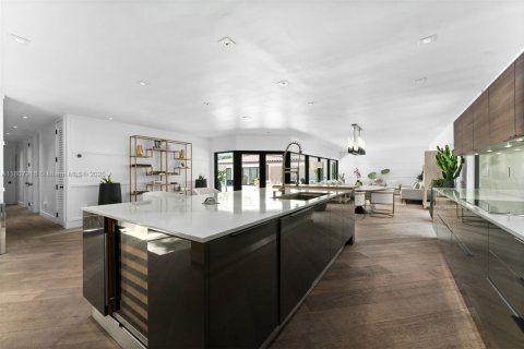 House in Miami, Florida 4 bedrooms, 243.22 sq.m. № 1962729 - photo 12